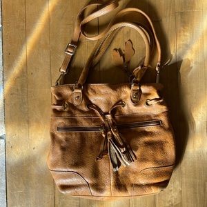 Roots leather crossbody/shoulder bag in rich caramel leather